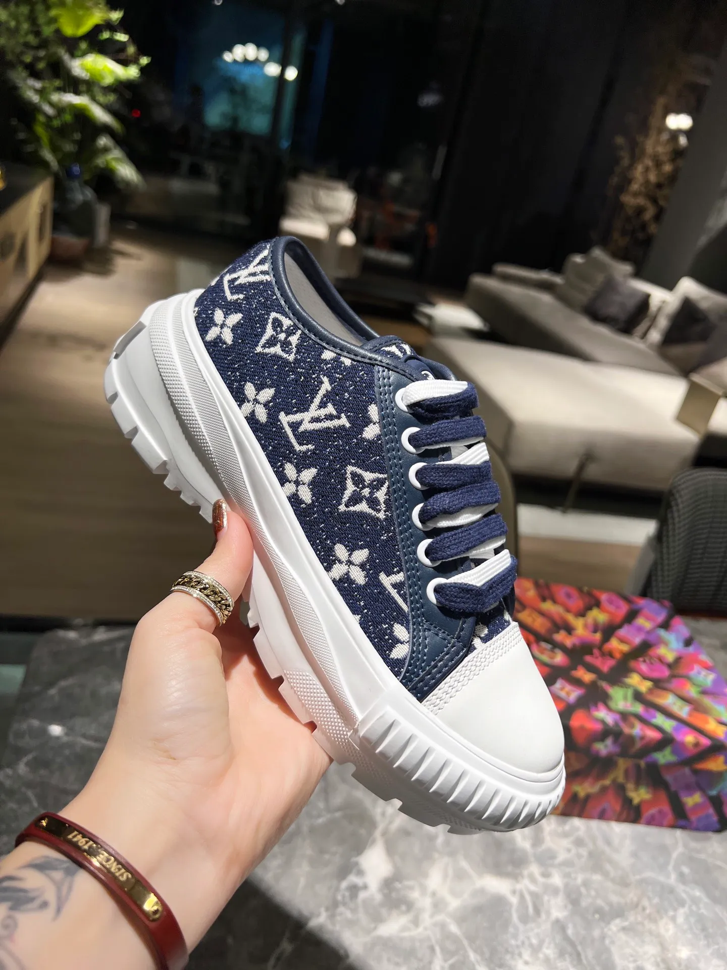 👟👟Ex-factory price 440👟👟 This LV Squad sneaker is made of Monogram denim to stretch out the midsummer comfort. The same color leather outlines the edges, the rubber LV Circle logo embellishes the tongue, and the thick yet lightweight rubber outsole upgrades the comfort again. Yardage: 35-41.